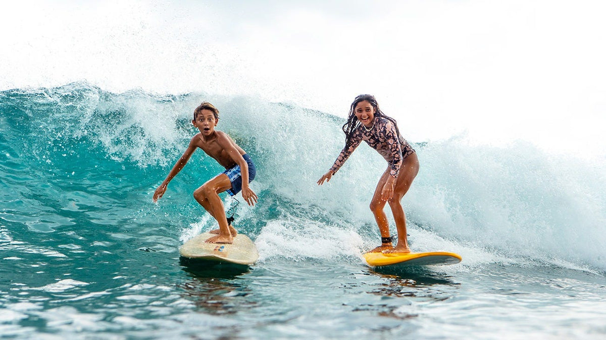 Guide du débutant en surf : équipement, techniques et progression