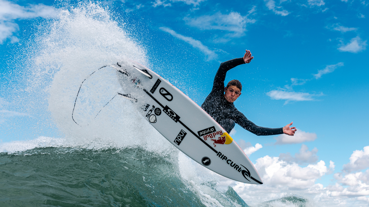 Lukas Skinner fait un air en combinaison de surf.