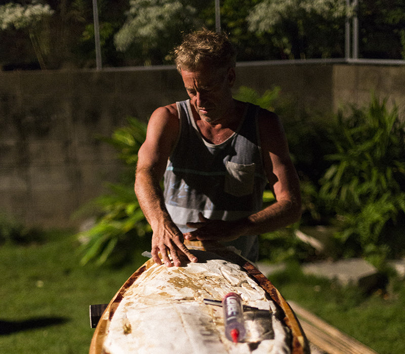 Tom Curren shappes his board
